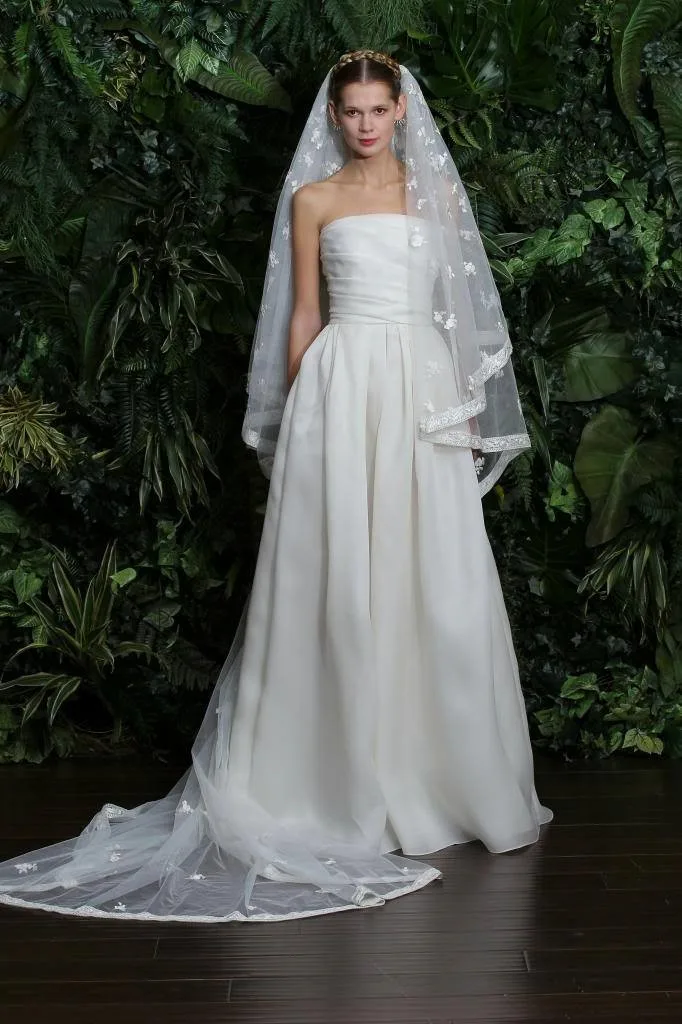 NAEEM KHAN（ナイームカーン）のウェディングドレス紹介