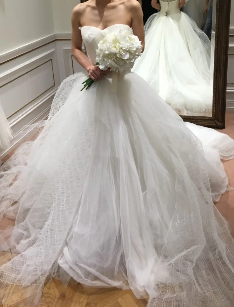 VERA WANG（ヴェラ・ウォン）のウェディングドレス紹介
